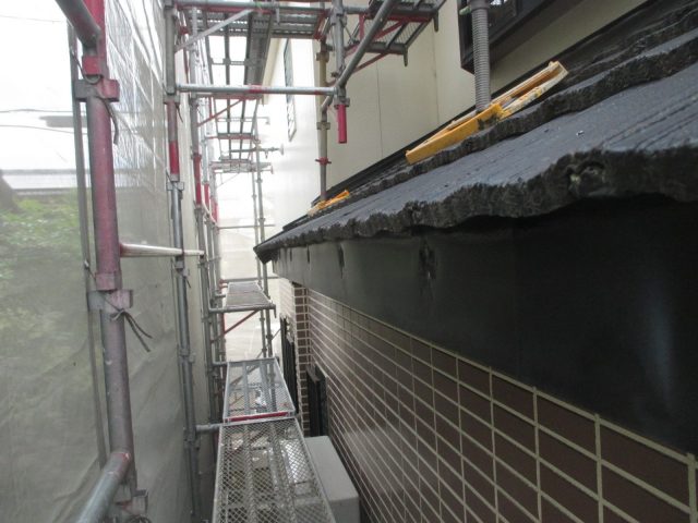 高砂市の交換工事における既存軒樋の撤去